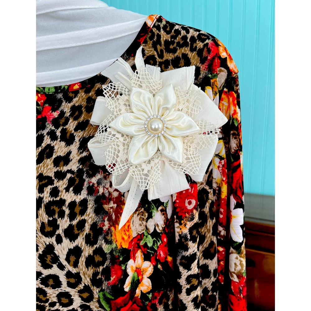 Scrappy flower pin with Pearl rhinestone button detail